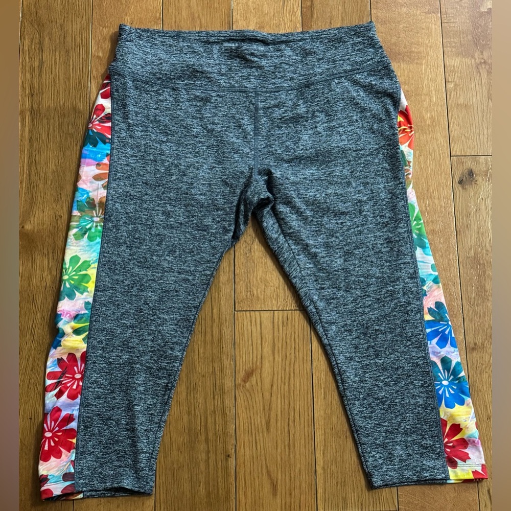 LuLaRoe Gray Jade Athletic Athleisure Capri Leggings Gray wit Floral Side Panels